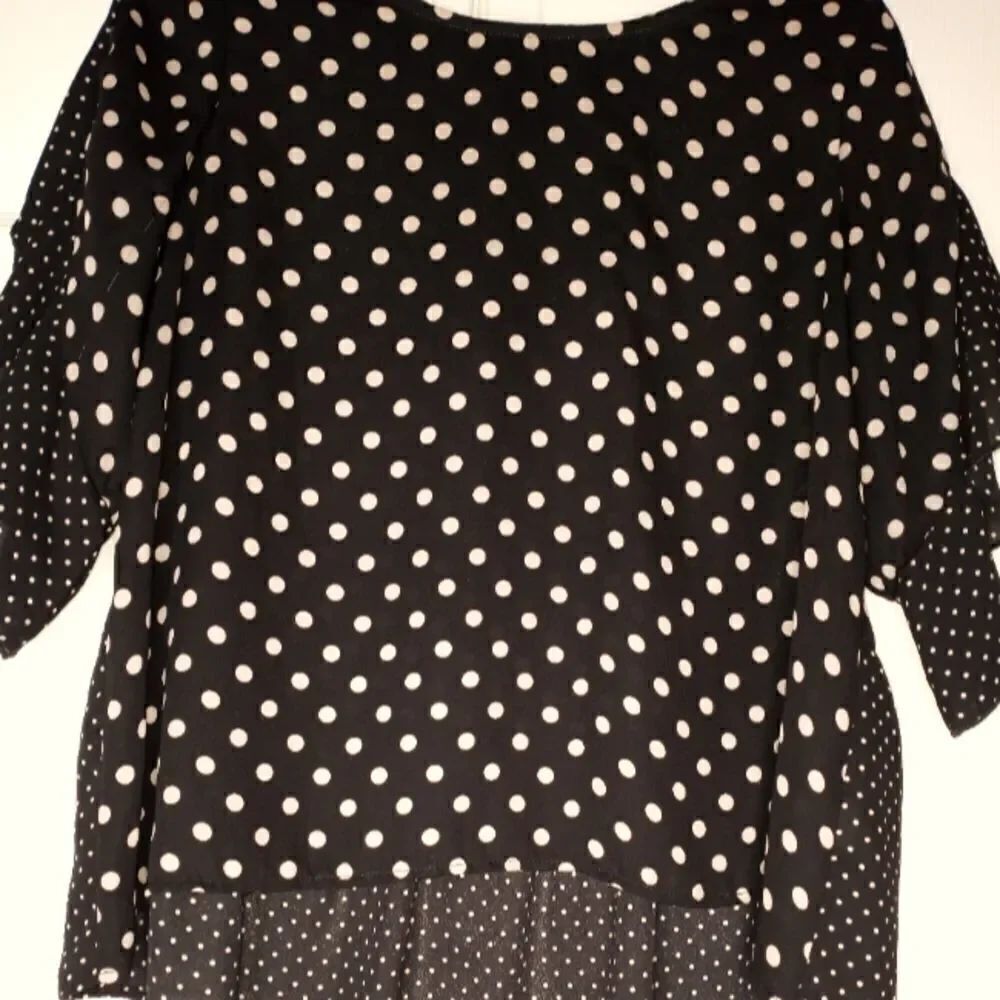 W5AntropologieĀ SāFlyingShrtSlvāCreamPolkaDotFlyingāUp-DāBottomāWomen'sTopBlouse
